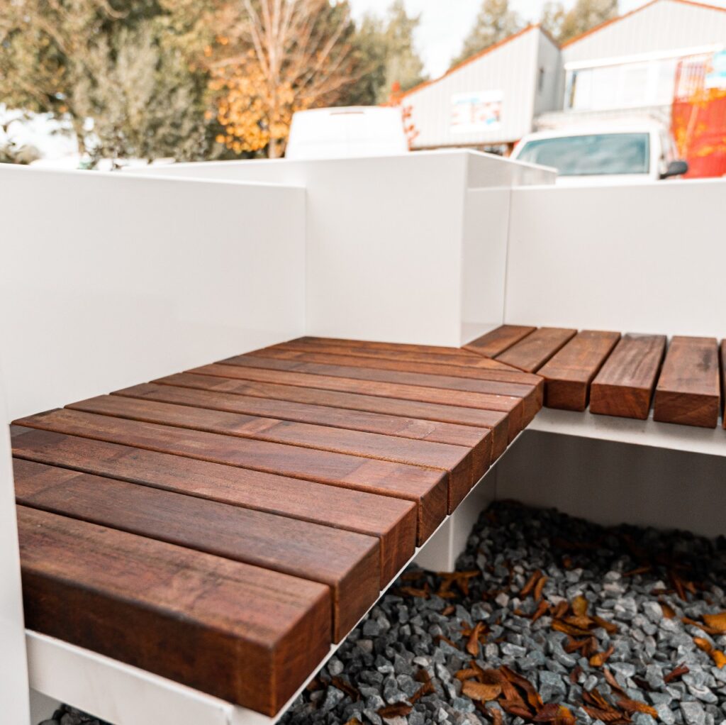 Plantenbak met zitbank